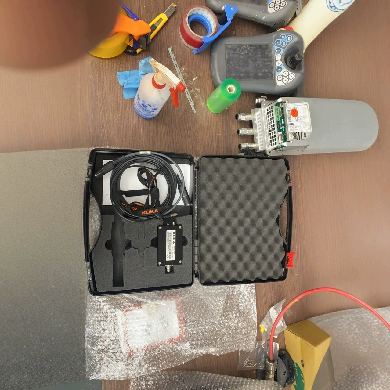 В наличии EMD 00-228-936 Универсальный прибор для калибровки нулевой точки робота KUKA для больших и малых интерфейсов.