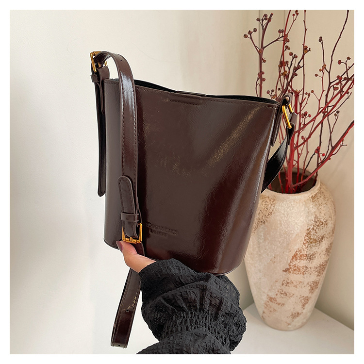 This year, the retro and fashionable women's 2024 new models are popular. This year, single-shoulder crossbody bags, large-capacity hand-held bucket bags, and cross-border bags are all in vogue undefined