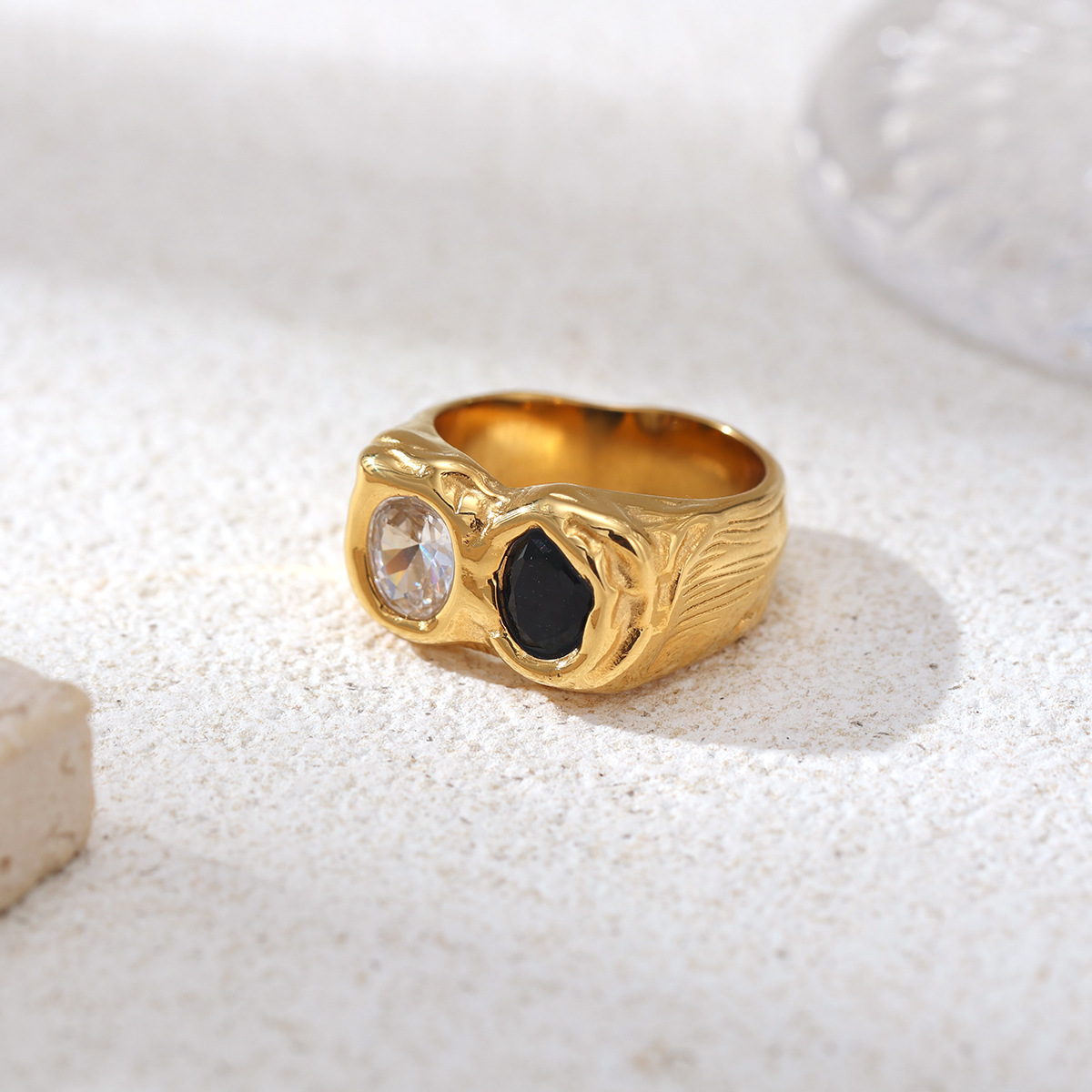 Anillo de acero inoxidable de la mujer no decolor anillo incrustado de zircon ligero de lujo nicho joyería de venta caliente transfronteriza