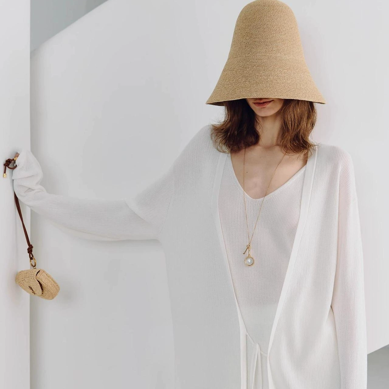 Дышащий и приятный для кожи кардиган из ватной пряжи с минималистичной шнуровкой и V-образным вырезом