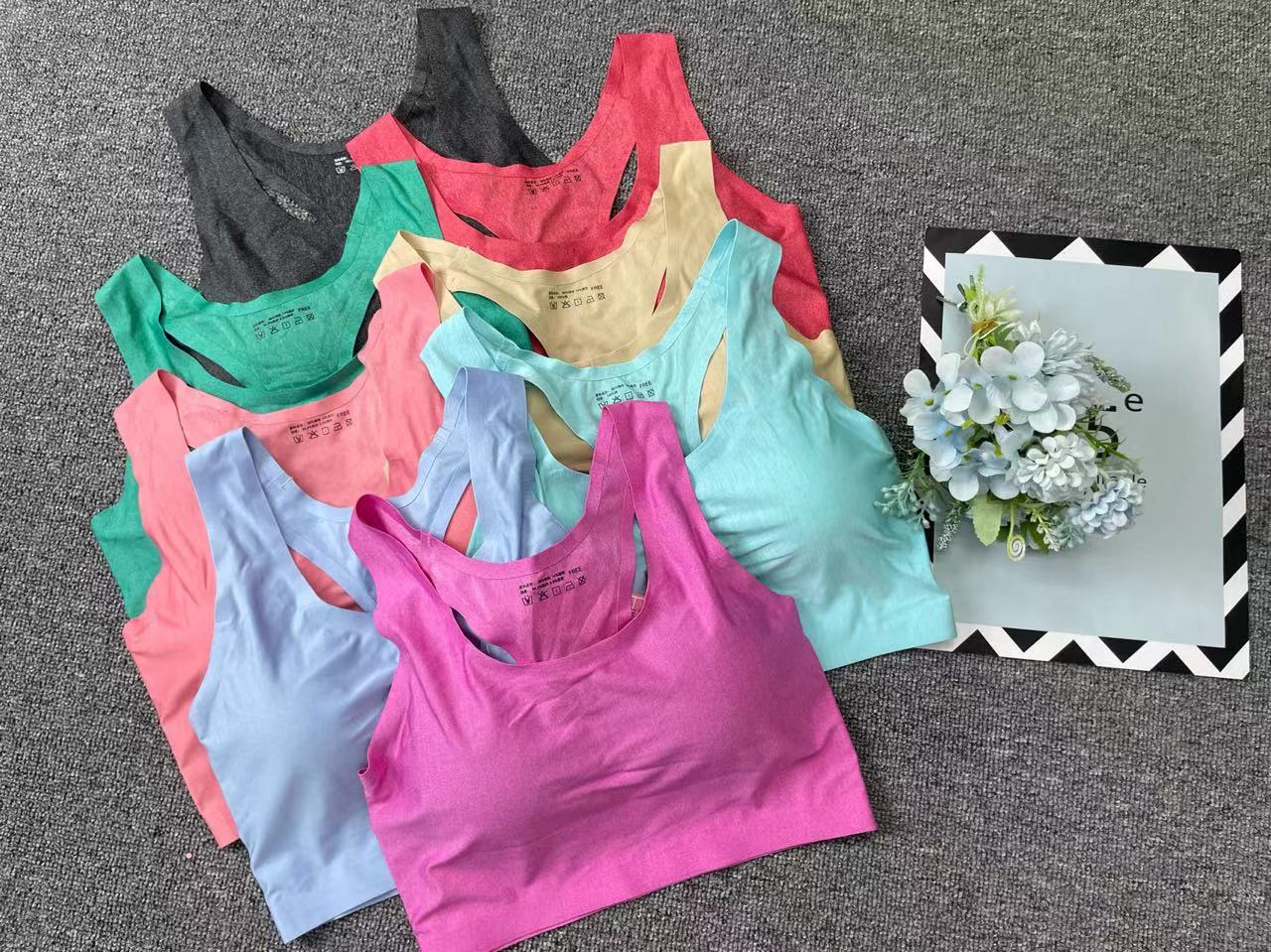 Nueva ropa interior deportiva de color sólido de las mujeres pequeño pecho push up pecho grande pequeño sujetador inalámbrico adhesivo sin costuras Sujetador deportivo