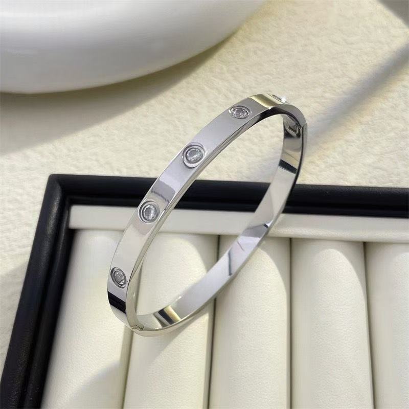 Moda transfronteriza estilo explosivo simple y generoso lujo ligero moda de alta gama con incrustaciones de 10 diamantes titanio acero para hombres y mujeres pulsera de pareja