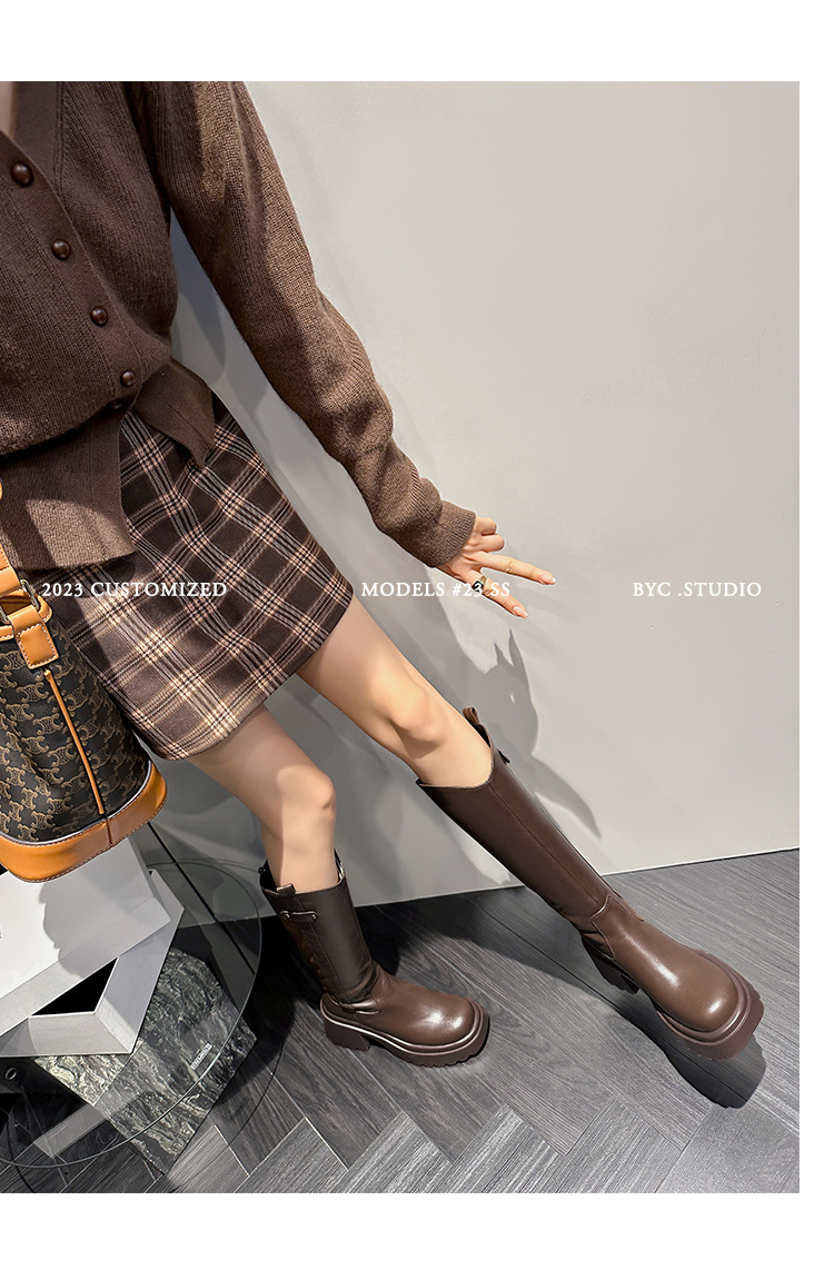 Boot nữ cổ cao mũi tròn gót vuông dày 9 cm, phong cách kỵ sĩ V-cut — Ống lớn màu nâu sẫm lót một lớp chi tiết 39
