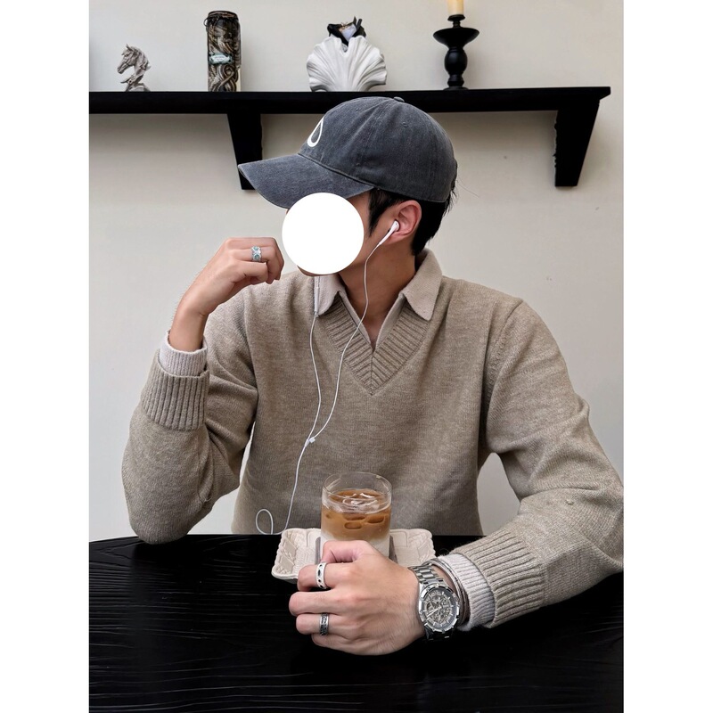 High-street minimalist, versatile V-neck sweater for men, featuring a faux two-piece design, in a relaxed, loose-fitting, casual style with long sleeves