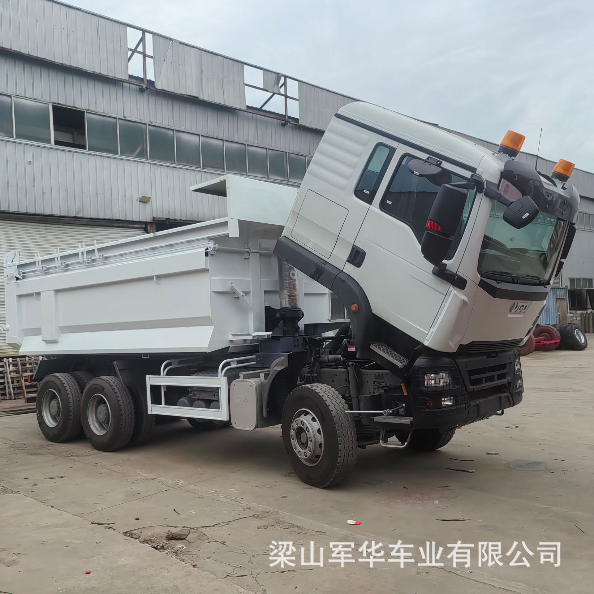 Export cargo box dump truck 371 horsepower dump truck for mining infrastructure transportation rear eight-wheel dump truck