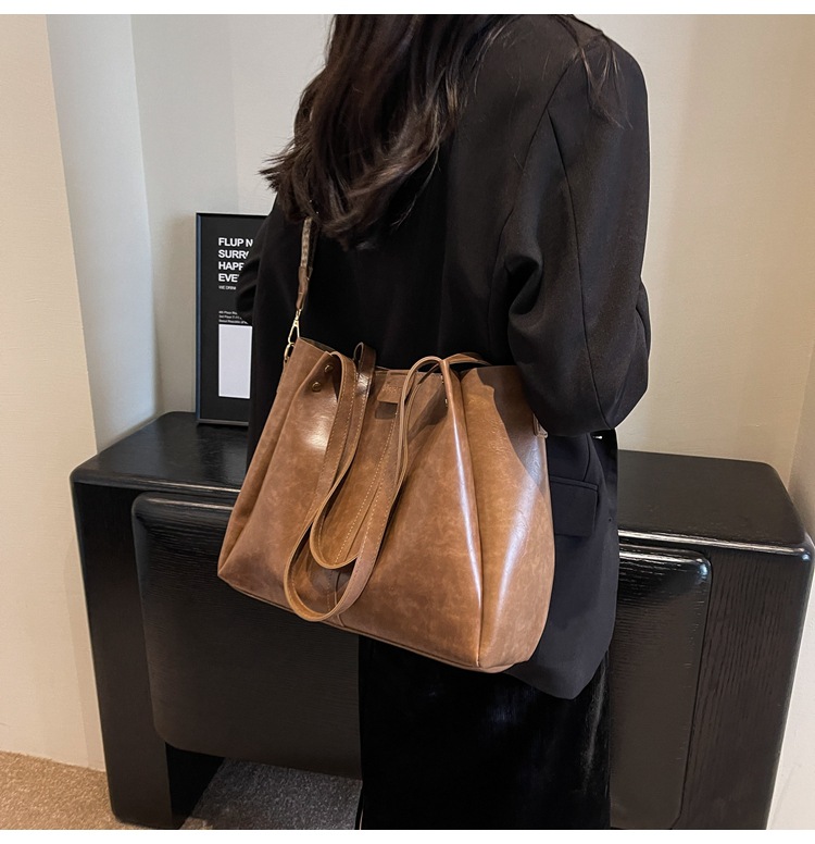 European and American retro large-capacity commuter tote bag 2024 new portable shoulder bag, textured wide shoulder strap messenger bag_voghion.com