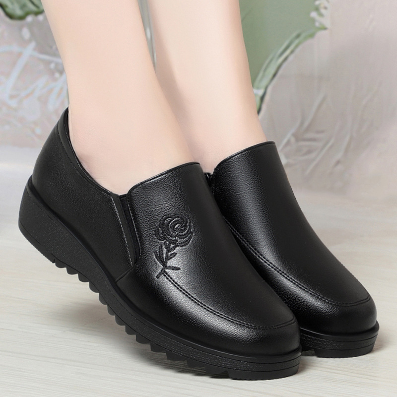 Soft Leather Soft Sole Mother's Shoes Spring and Autumn 2025 New Style Slip-On Middle-Aged and Elderly Women's Shoes Flats Shoes Comfortable Leather Shoes