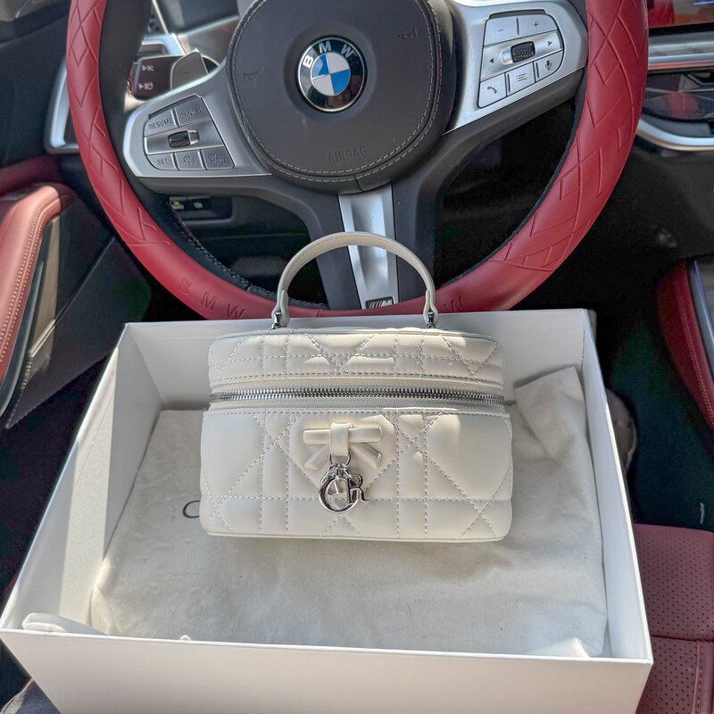 D brand diamond-pattern chain bag 2026 women's bag, fashionable and versatile shoulder and crossbody bag, high-end niche handbag box bag