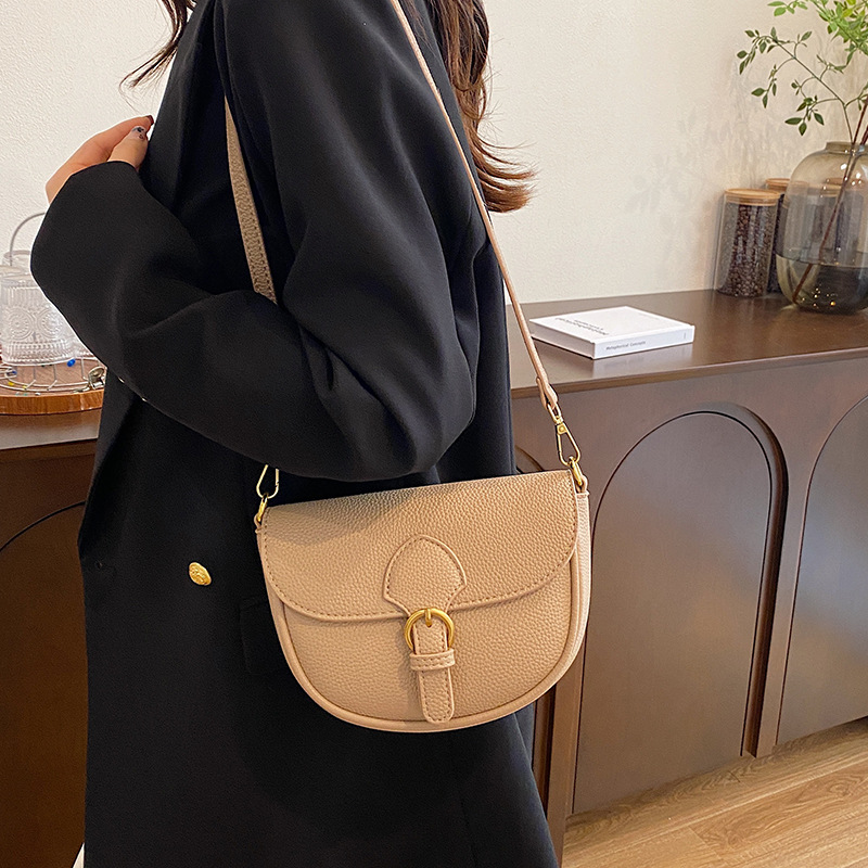 Women's Medium Pu Leather Solid Color Vintage Style Classic Style Sewing Thread Oval Magnetic Buckle Shoulder Bag display picture 16