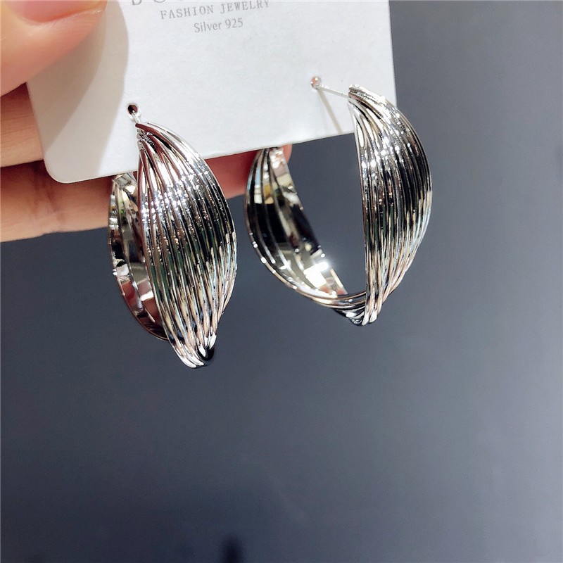 Pendientes de metal transfronterizos de otoño e invierno con aguja de plata, pendientes, pendientes de viento frío de moda de nicho, pendientes de lujo de alta gama de luz de todo fósforo