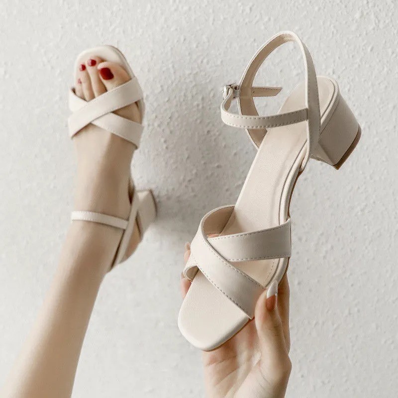 Dedo desnudo con sandalias mujeres 2026 nuevo verano cuadrado tacones gruesos de hadas estilo de tacones altos de hebilla de un temperamento de zapatos individuales