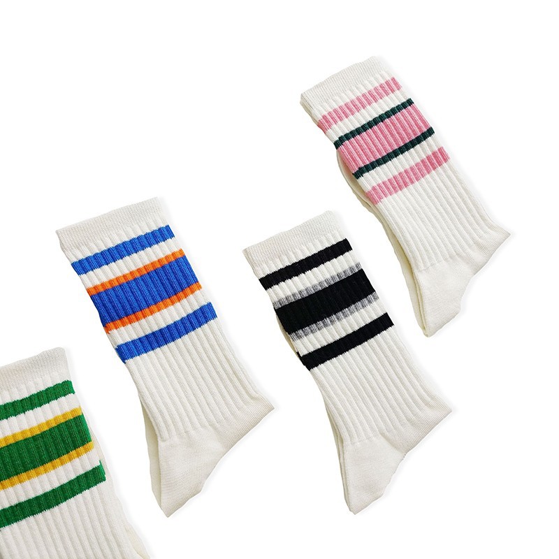 Calcetines de algodón de color sólido calcetines deportivos de marca de moda a rayas de color medio de la pantorrilla de las mujeres calcetines blancos japoneses al por mayor