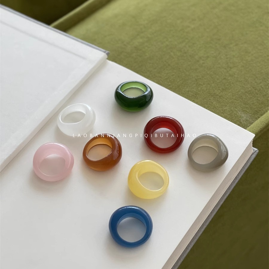 El pequeño blogero del libro rojo con el mismo anillo de resina en forma de tesoro único de nicho, anillo de viento frío para atraer riqueza