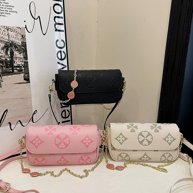 Luxury Alternative Louis Embossed Four-Leaf Strawberry Diamond Pendant Chain Bag Women's Shoulder Bag Crossbody Bag Underarm Bag