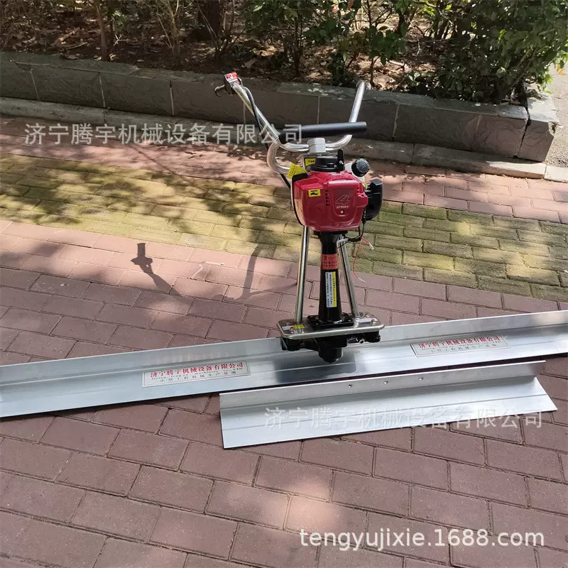 手扶汽油振动尺1米多少钱混凝土路面收光机电动振平机1.5米厂家价