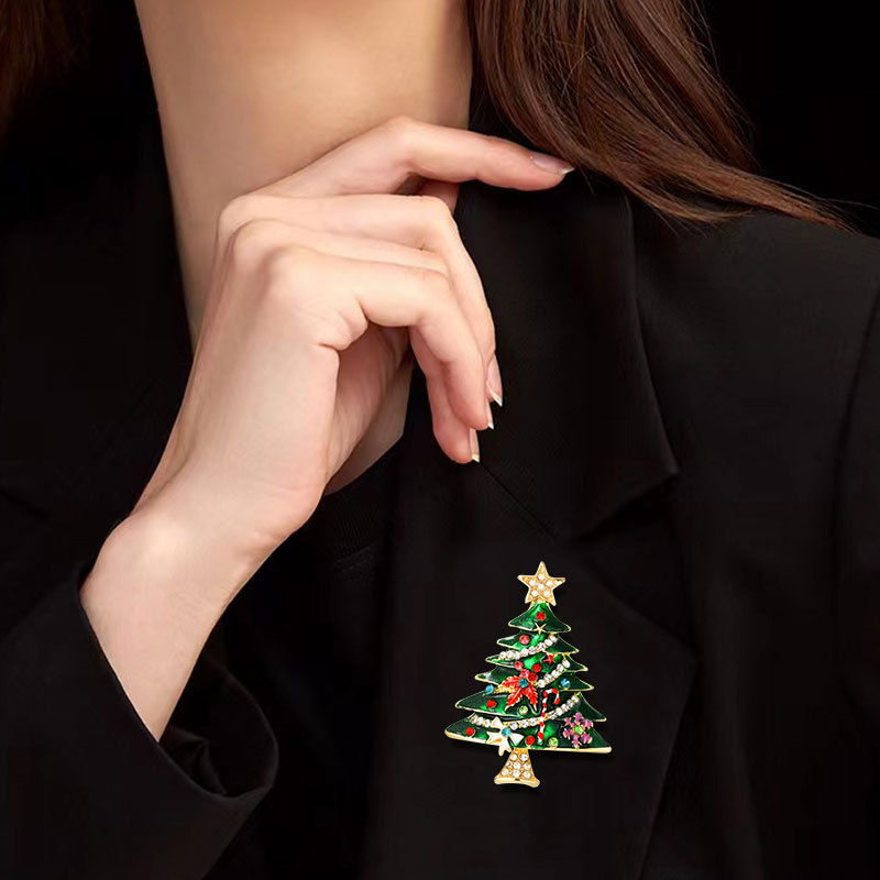 Europa y los Estados Unidos Navidad transfronteriza venta caliente diamante broche de árbol de Navidad personalidad chaqueta broche de flores accesorios de ropa regalo