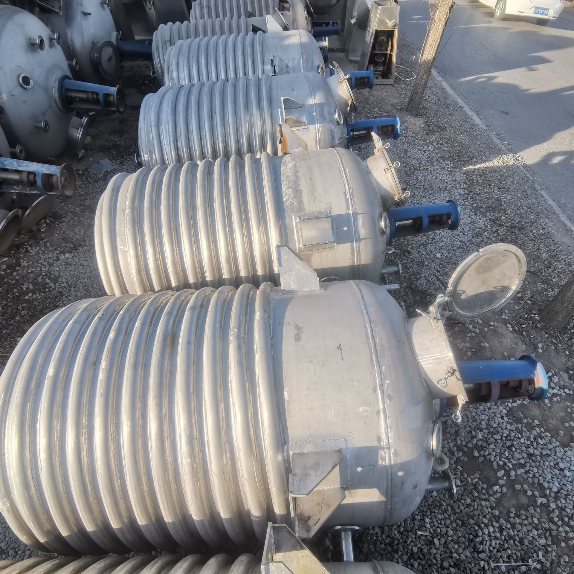 3吨不锈钢蒸汽加热外盘管反应釜内盘管导热油加热密闭搅拌反应罐