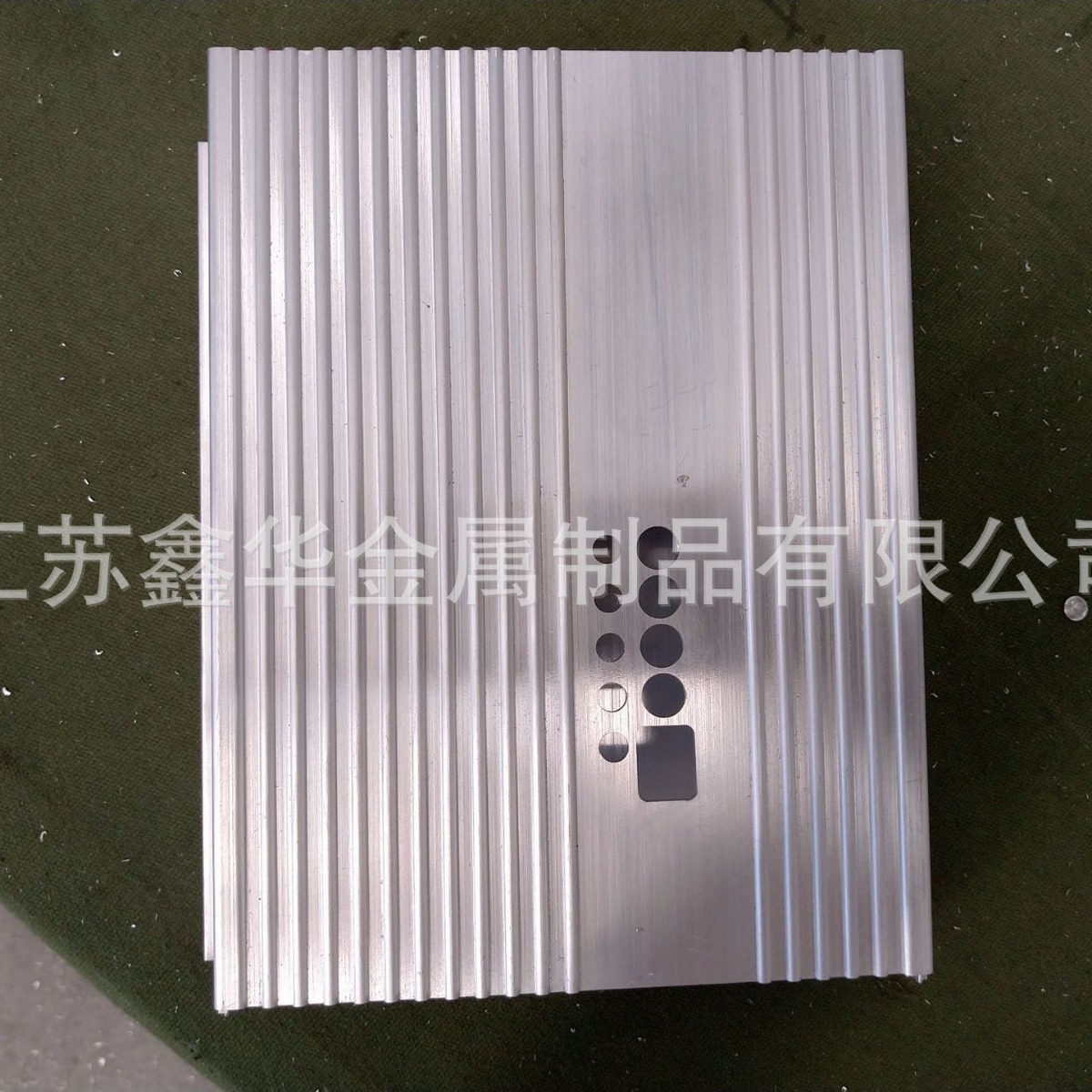 厂家专业挤压铝合金电源外壳生产加工,氧化喷砂黑色铝型材