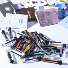 ��ˮС������װ��Ůʿ�־õ���������Ȼ��Ƭ�ڴ���ˮ2ml��Я����