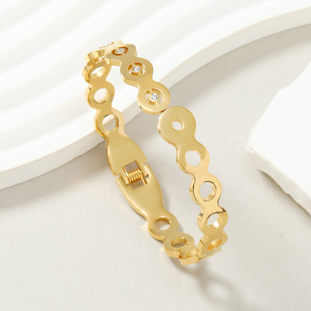 Pulsera de acero de titanio transfronteriza europea y americana Joker corte hueco corazón pulsera luz conjunto de lujo diamante pulsera de acero inoxidable joyería