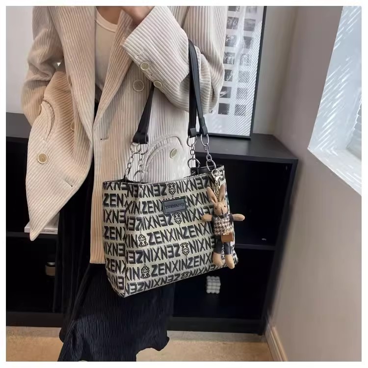 High-end quality niche bag for women 2023 new versatile single-shoulder underarm tote bag, niche hand-carry commuting fabric bag details Picture