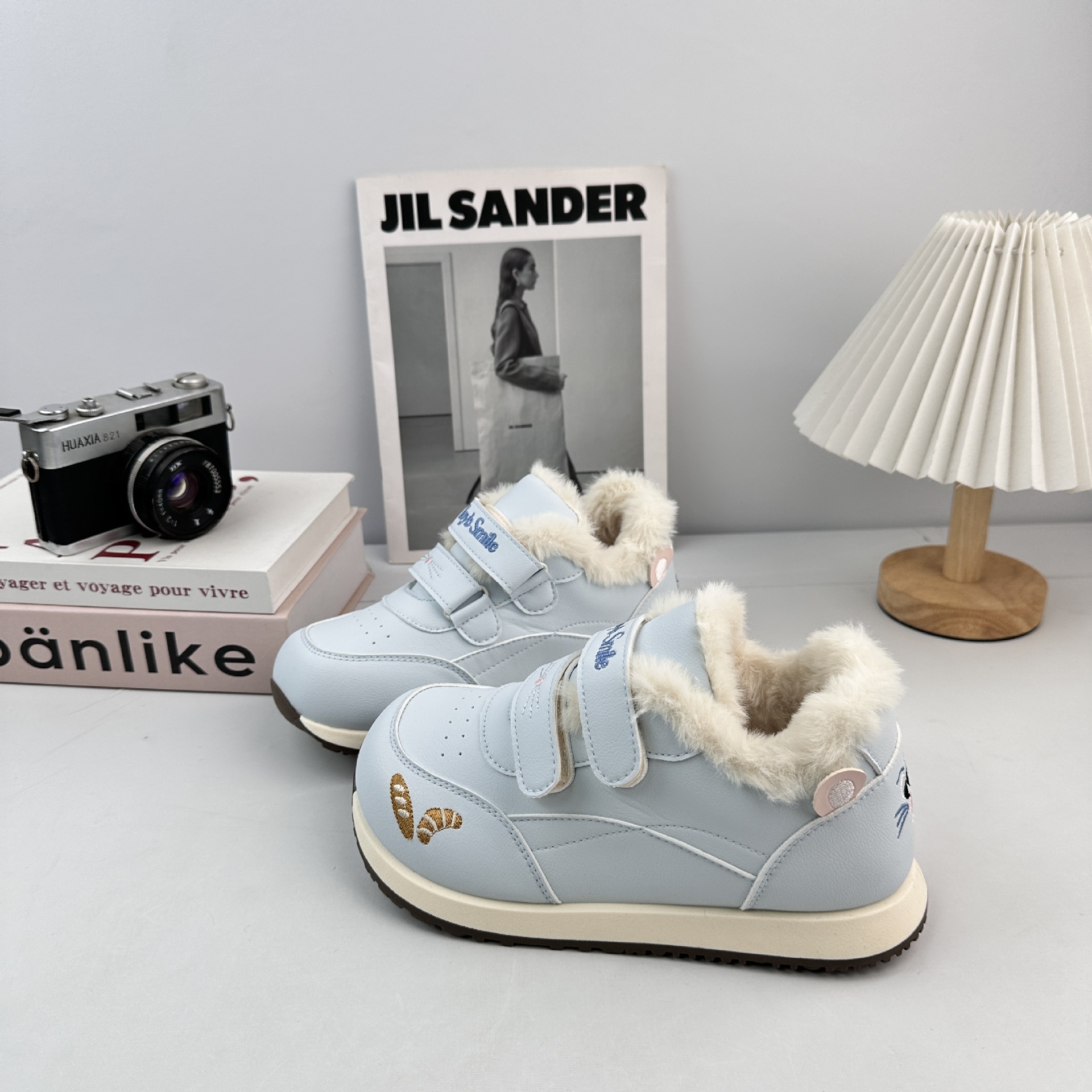 Yuanbo coreano casual y zapatos de veludo para mujeres 2025 invierno nuevo tipo de zapatos blancos con suela gruesa, zapatos de algodón casuales variados