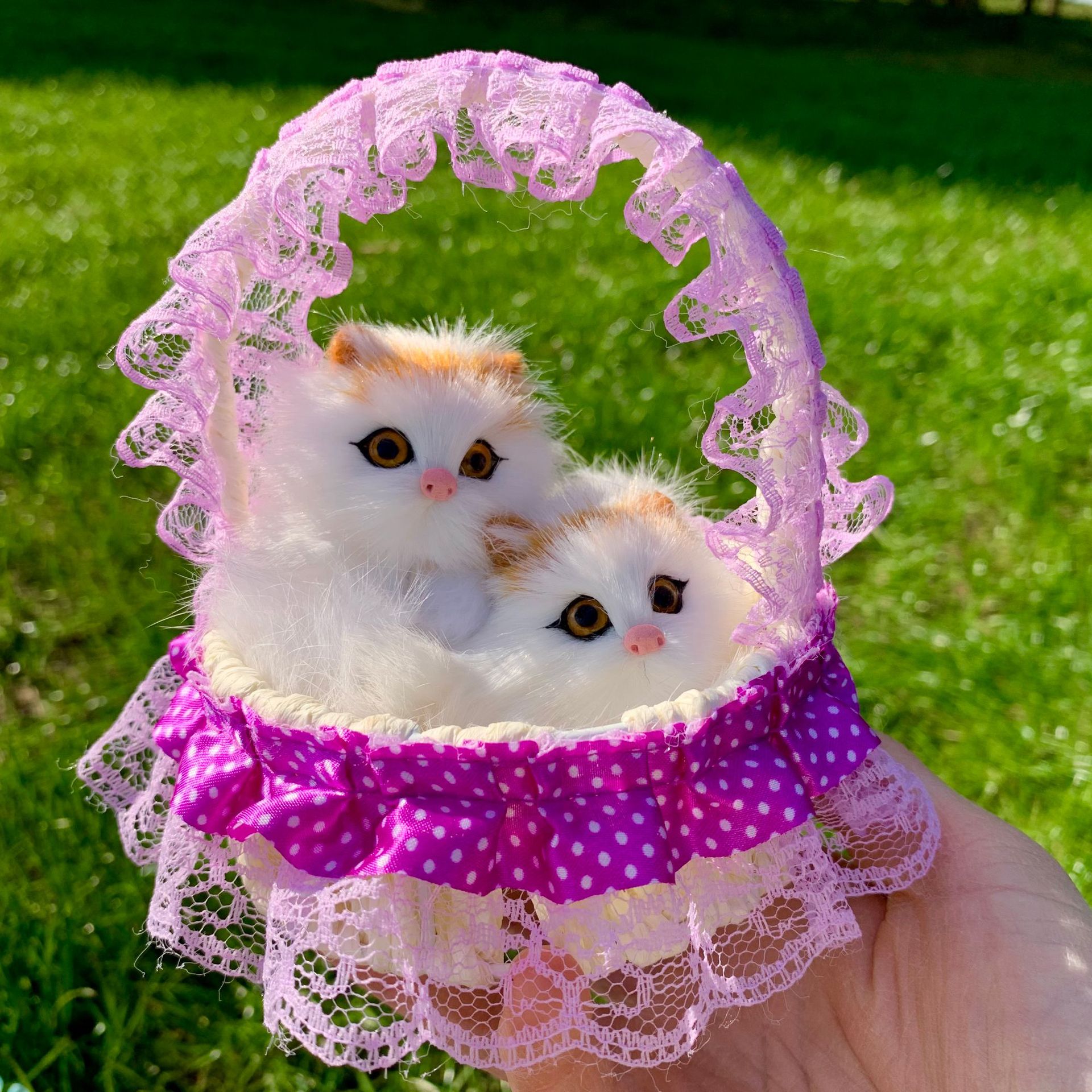 Violet polka dot panier mère et enfant chat