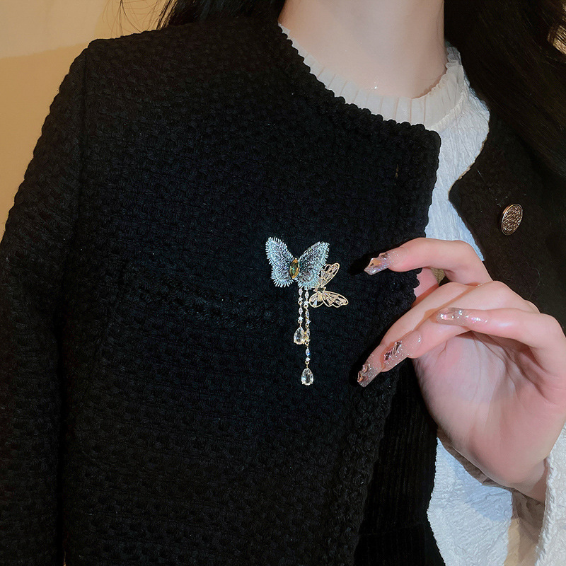 Broche vintage medieval temperamento retro flores de abejas de caballo de corte europea y americana lujo ligero joyas de alta calidad