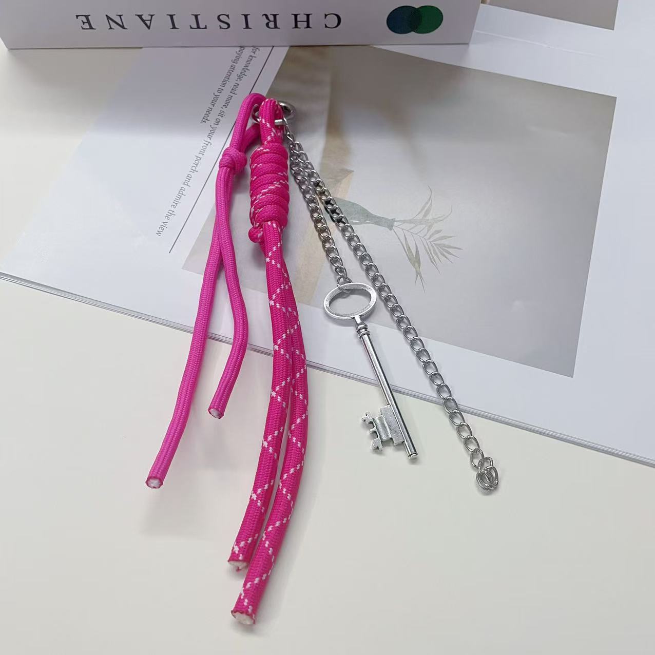 장미 빨간 밧줄과 열쇠