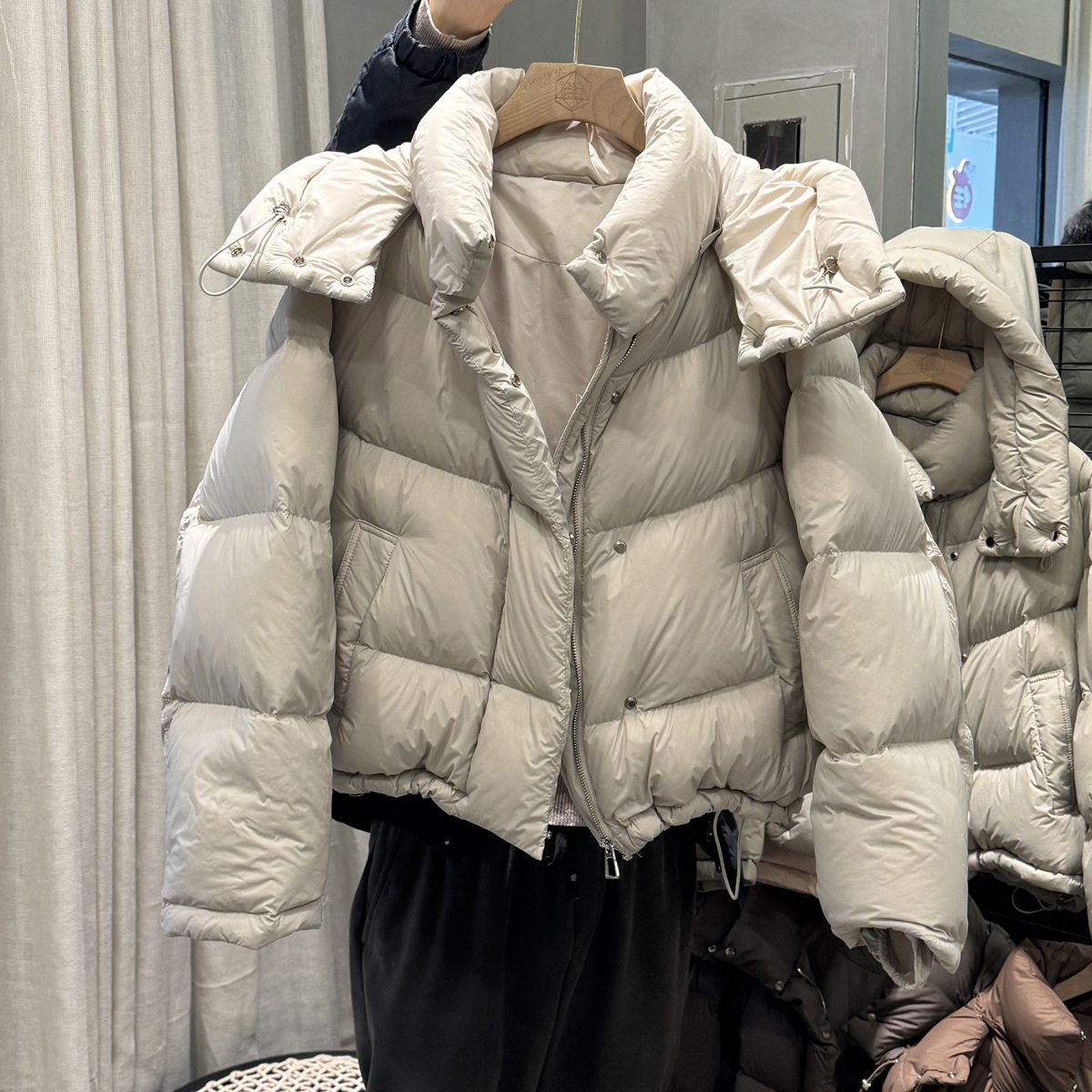 新款蓬松泡芙白鹅绒羽绒服女短款宽松加厚连帽面包服冬装外套