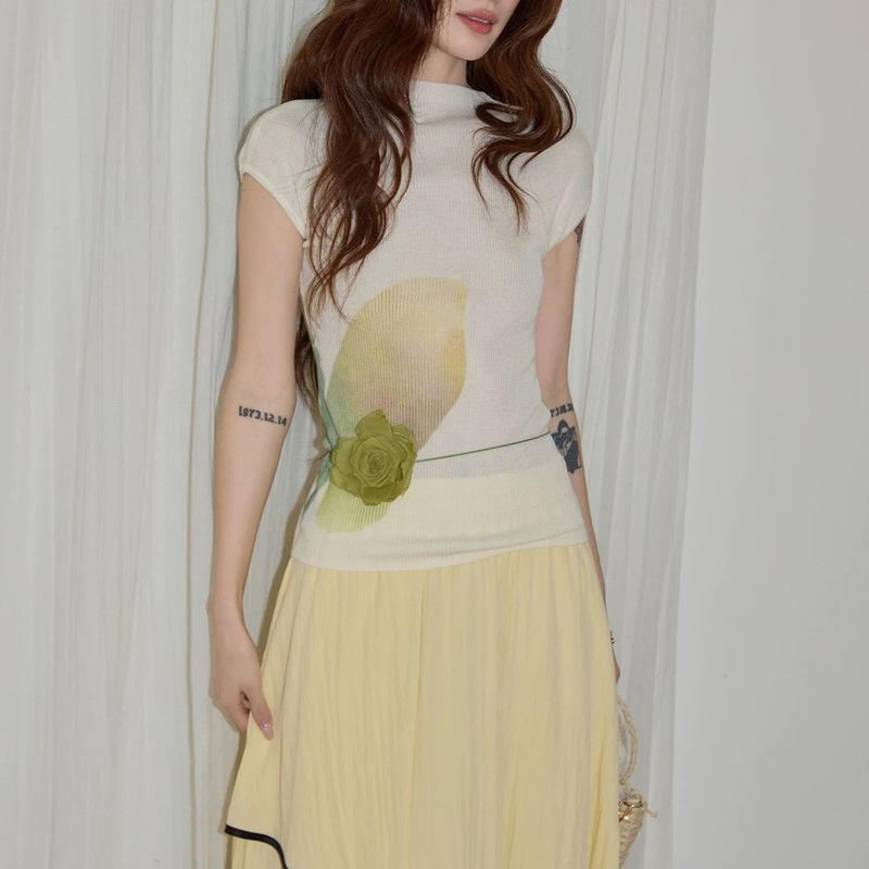 Chic Vacation-Style Off-White Short-Sleeve Top for Women, Summer Beach Travel, Elegant Slim-Fit Knit Shirt