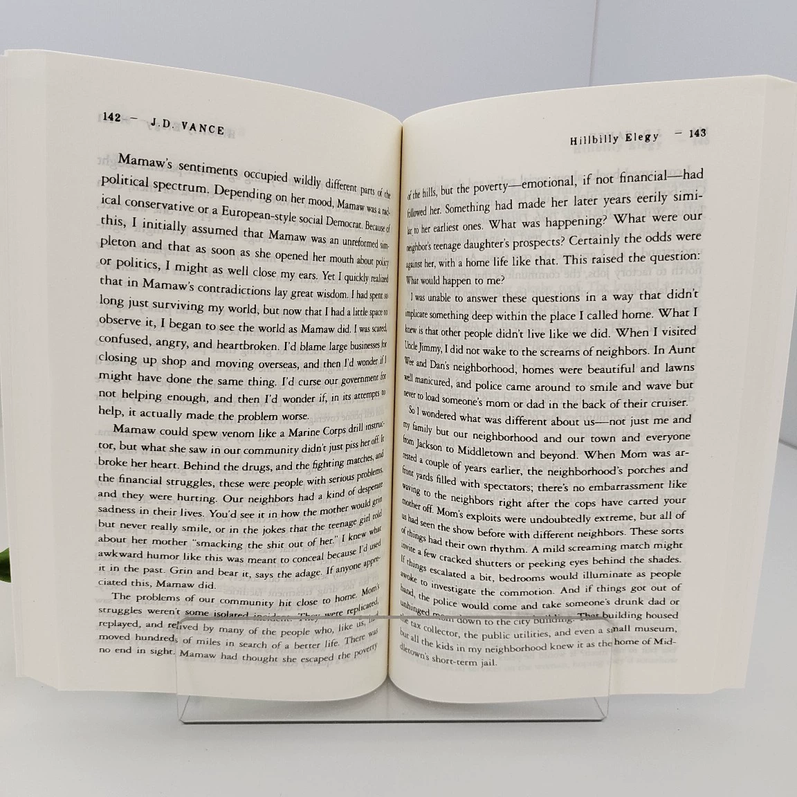 Книга J.D. Vance Hillbilly Elegy, английское издание, мемуары об американской жизни