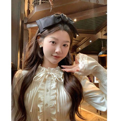 春と秋の新型フランス式の甘美な年齢の宮廷風のシャツのレースのハスの葉の辺はやせているシャツの女性の上着の底のシャツを現します。