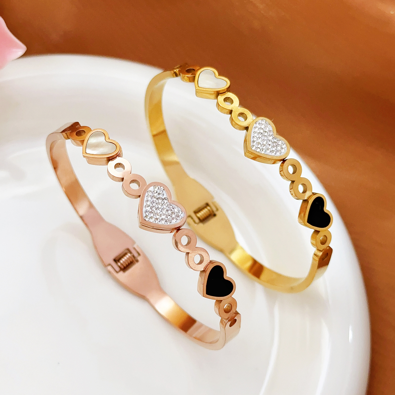 Brazalete de acero de titanio blanco y negro para mujeres no se desvanece ins18k personalidad de oro nicho diseño de pulsera de moda europea y americana
