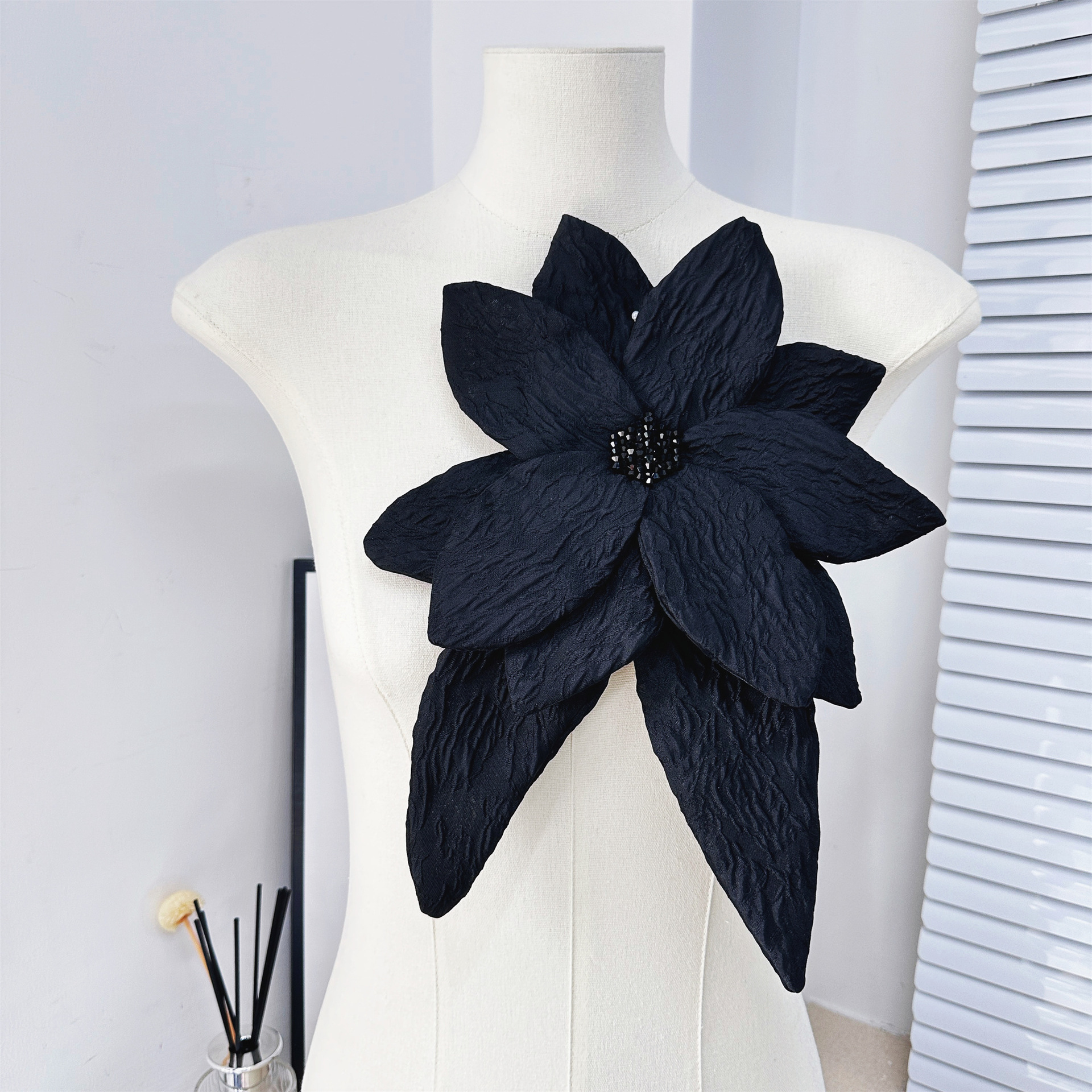 Venta al por mayor directa de vestidos plisados pequeños de nuevo estilo para mujer, con apliques florales grandes y accesorios de decoración para vestidos con cuentas DIY. image 9