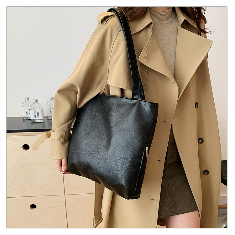 Retro large-capacity tote bag for women, 2024 new style fashionable portable commuting bag for going out, single-shoulder bag for students' classes undefined