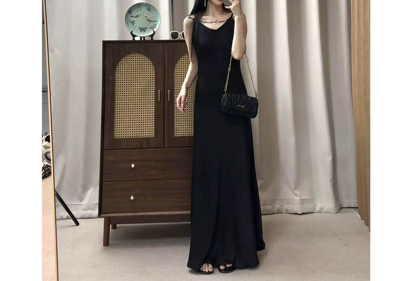 Ультра-длинное платье, черная утягивающая юбка на подтяжках, легкая роскошная атласная удлиненная юбка с текстурой.