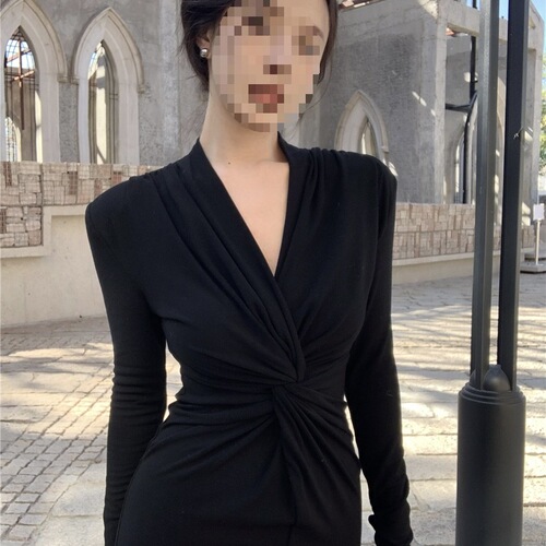 French-style knotted V-neck long-sleeved dress—youthful, early-autumn, high-end, sexy, slimming, figure-flattering, hip-hugging maxi dress.