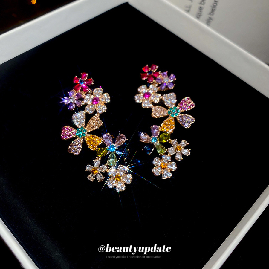 Pendientes de flores de aguja plateada de galvanoplastia de oro real de 18k Pendientes de una pieza Pendientes de moda de lujo ligero de alta gama nicho