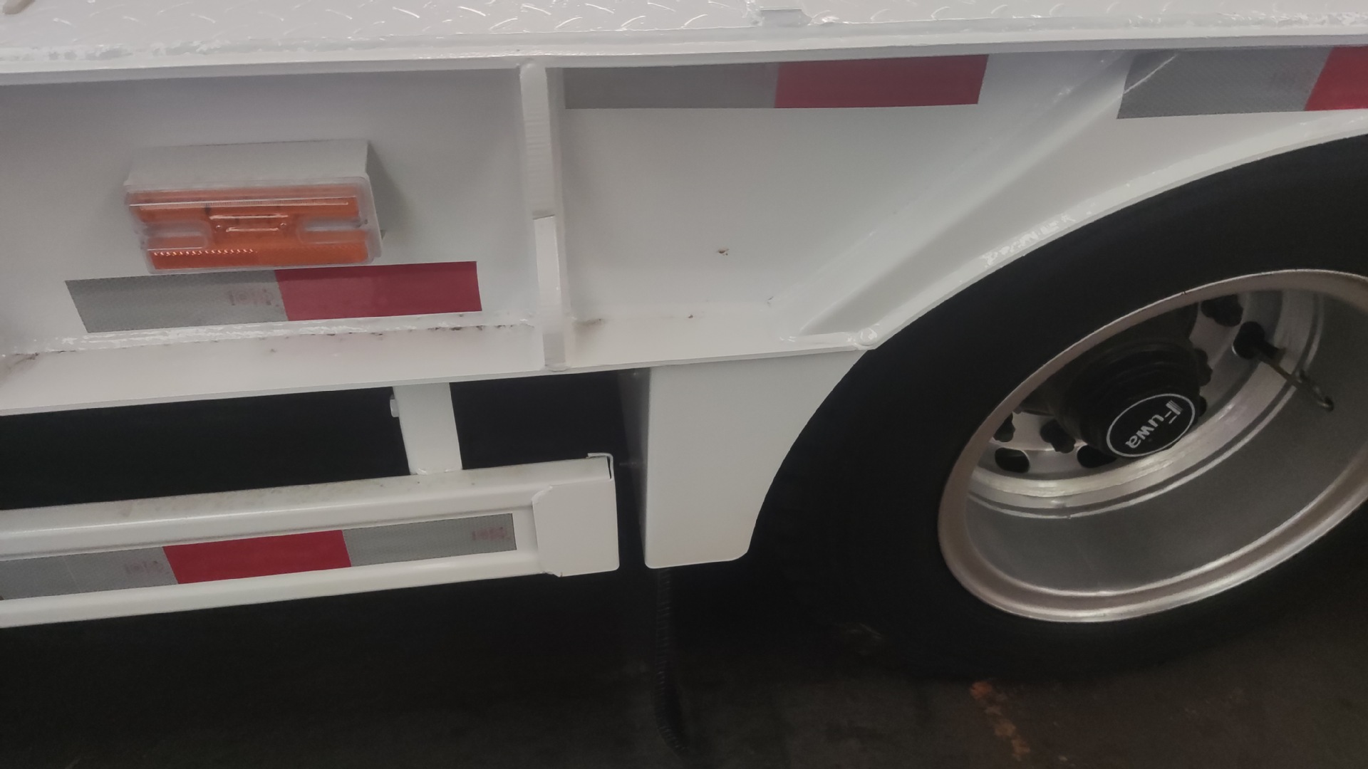Excavator trailer for large equipment transportation, three-axle ladder-type hook trailer, heavy-duty engineering machinery transport
