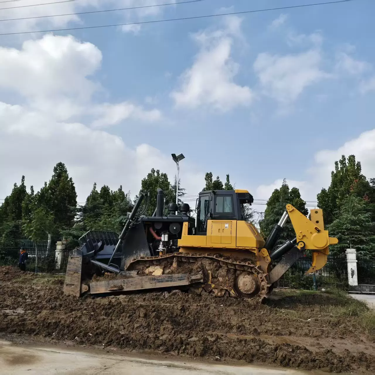 工厂直发200马力履带推土机多种工况操作简单动力强劲铲车