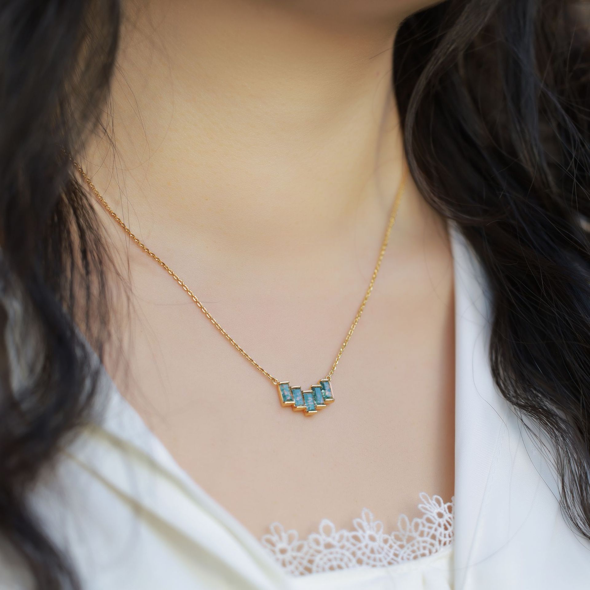 Nuevo diseño rectangular en forma de V transfronterizo collar de piedra de musgo verde S925 plata hierba de agua natural ágata cadena de clavícula personalizada