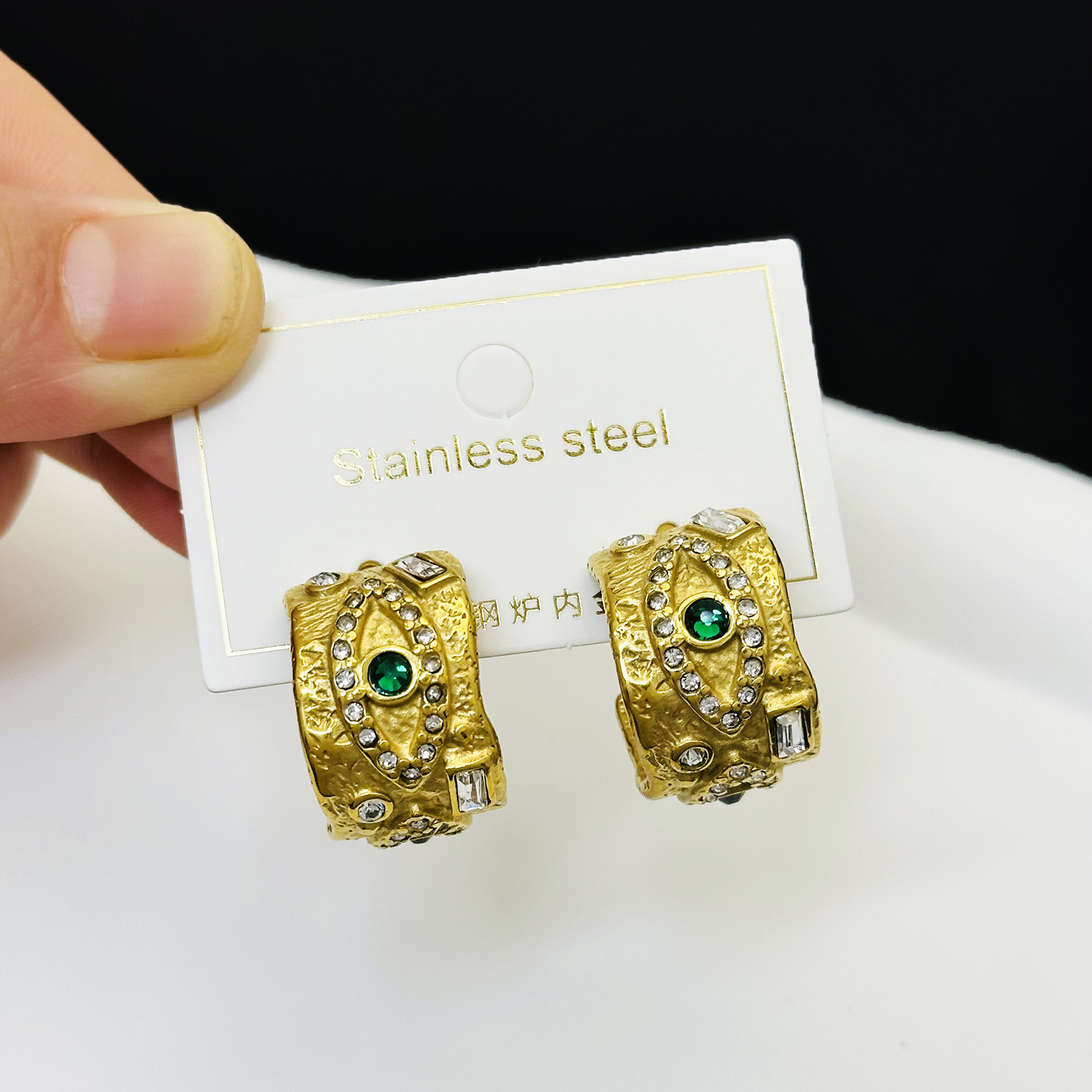 Textura retro europea y americana, ojos del diablo cuadrados no se desvanecen, pendientes ligeros de lujo abiertos, brazaletes de acero de aluminio, conjunto de joyas