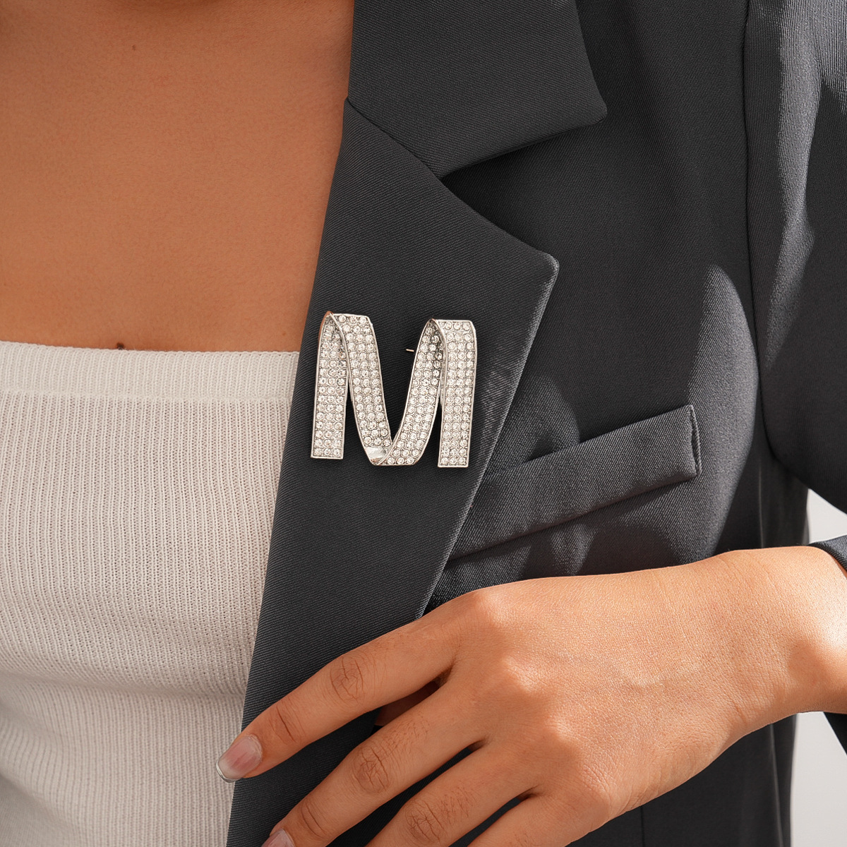 Europa y los Estados Unidos lujosos diamantes distorsionados letras M broche de moda minimalista personalidad transfronteriza alta sensación de accesorios de traje para mujeres