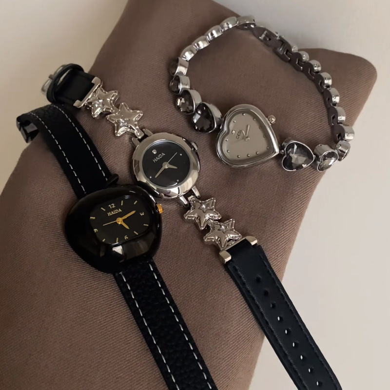 2026 Is the Year of the Trendy Women's Watch, with an Apple-Shaped Heart Design and Star Bracelet Watch, a Niche Quartz Wristwatch