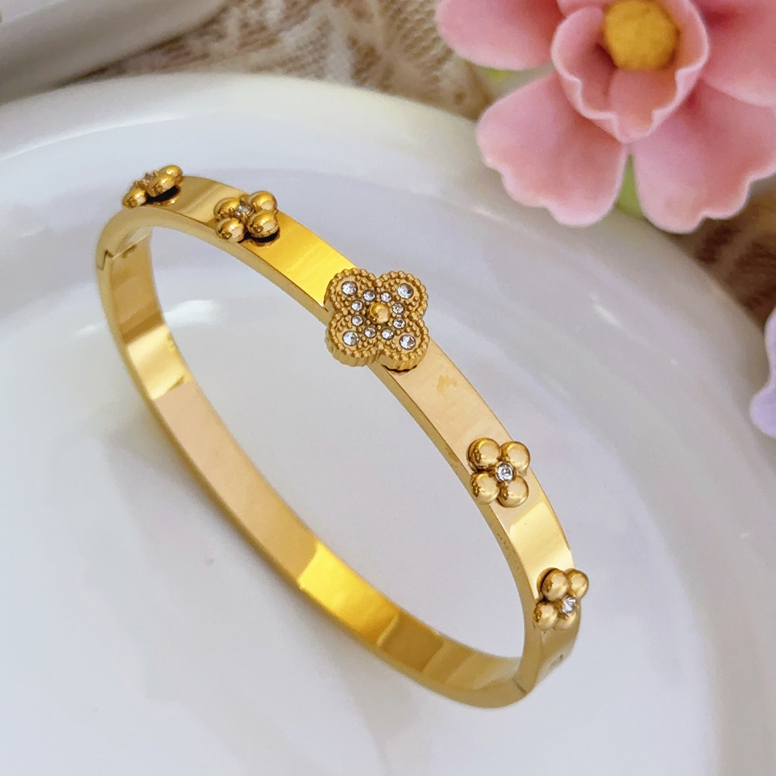 Nuevos diamantes transfronterizos de cuatro hojas de titanio pulsera de acero de diseño ligero de nicho de cuatro hojas joyerías de acero inoxidable