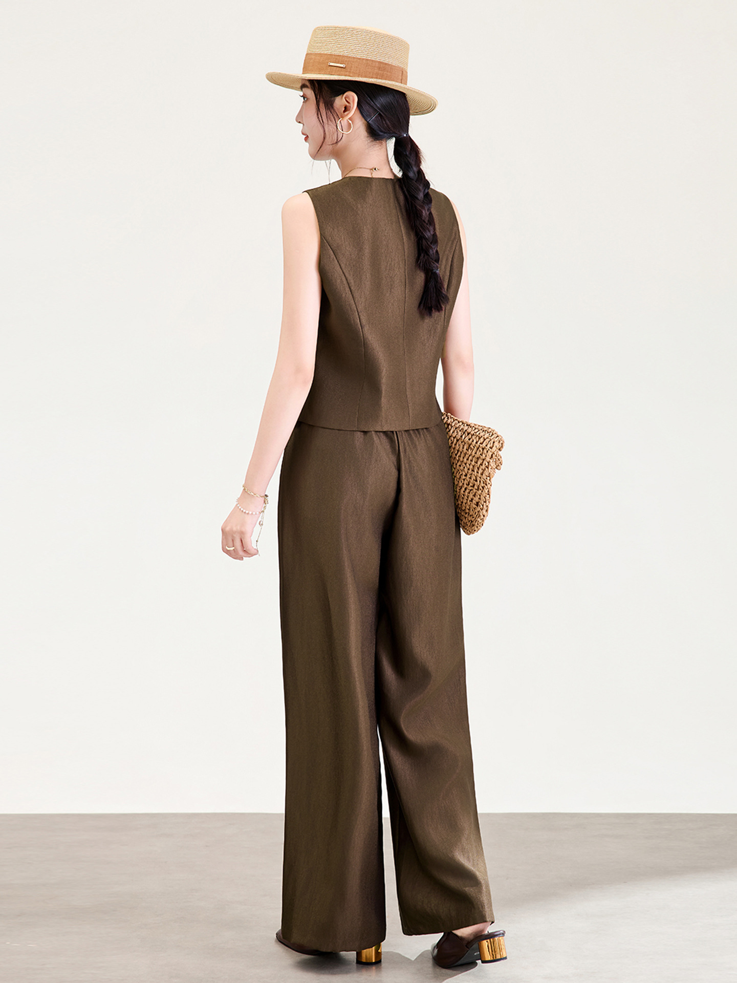 Bộ áo gile và quần ống rộng nữ phối vải linen pha tencel mát mẻ — Màu cà phê