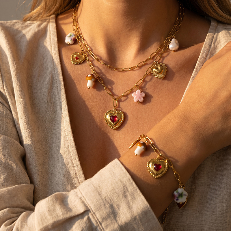 Tina Europa y los Estados Unidos transfronterizos nuevos collares de acero de titanio de amor universal lujo ligero de alta calidad cerámica flor corazón de桃 cadena clavícula mujer