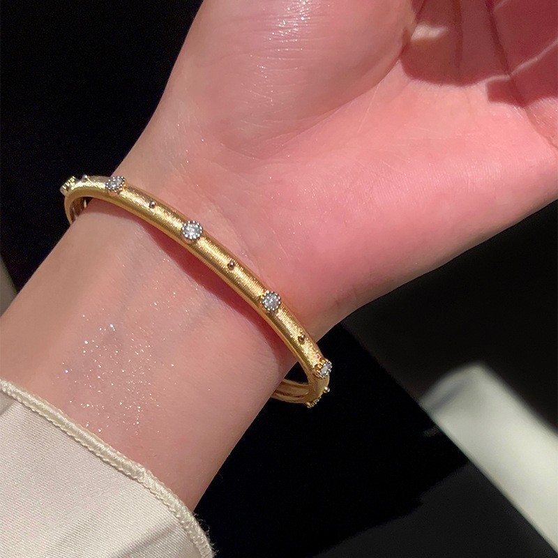 35 pulseras - doradas (chapadas en oro real)