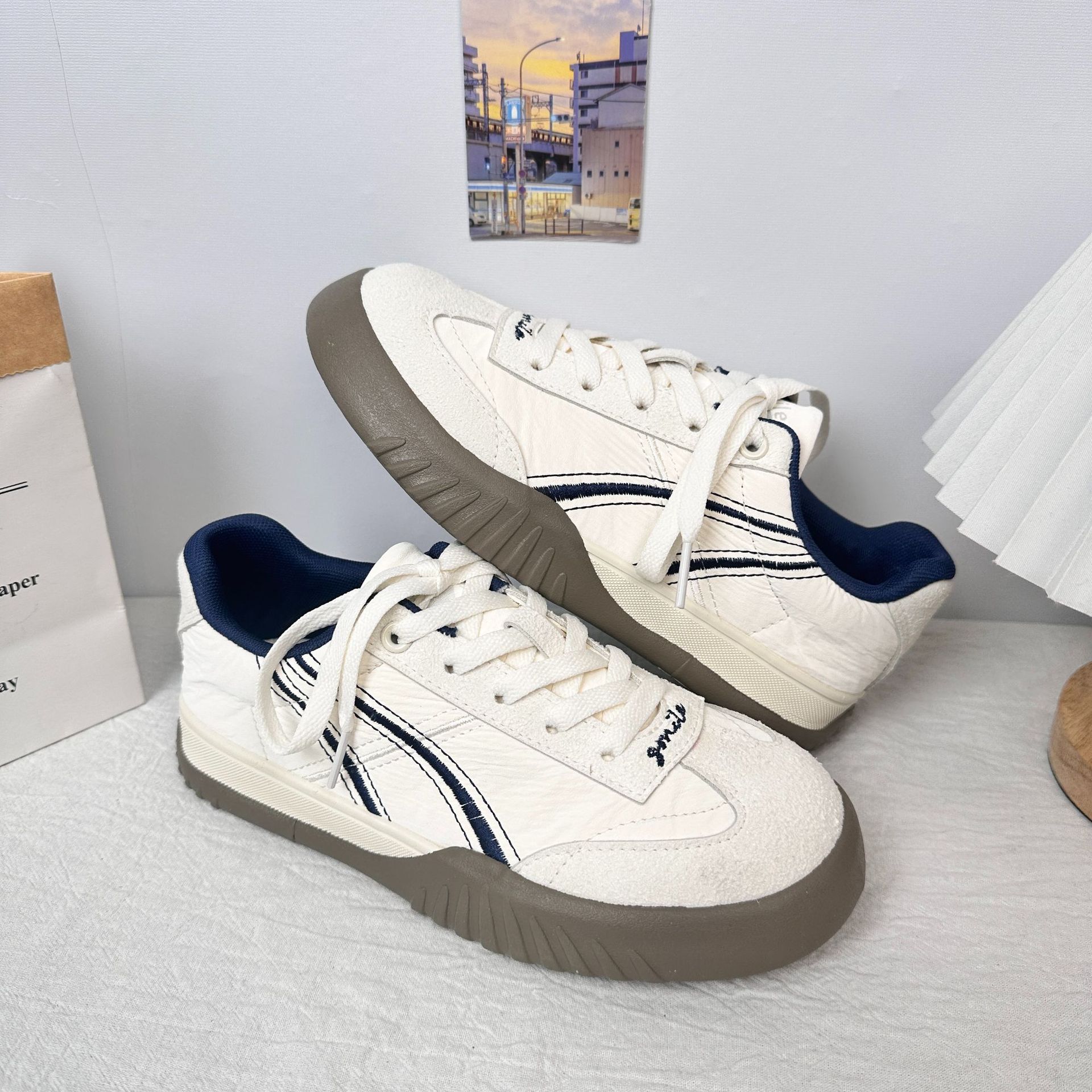 Diseño de onda lejana, suela gruesa, zapatos de entrenamiento alemanes, primavera de 2025, nuevas zapatillas de deporte casuales retro cómodas y versátiles para mujeres